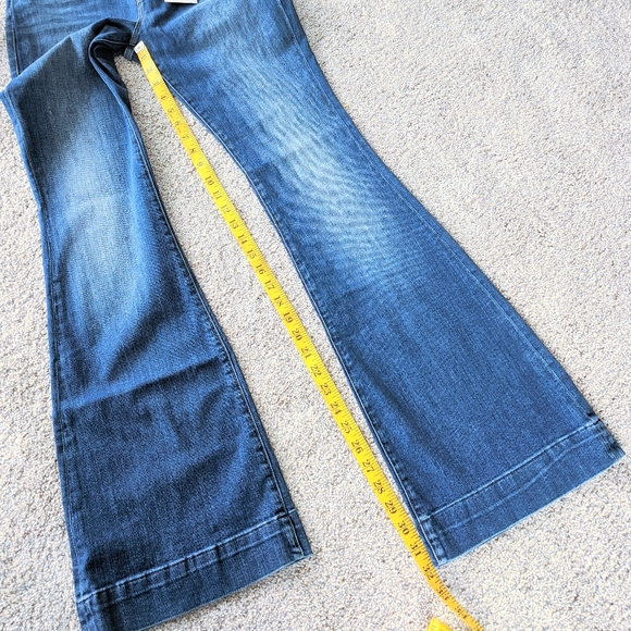 Good American Good Flare Jeans - Picture 6 of 8